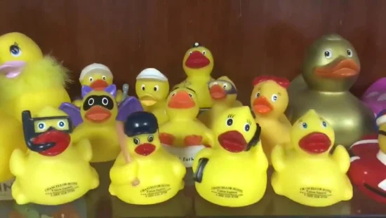 L'eau de bain des enfants de pincement de petit canard jaune d'émail joue le canard sain